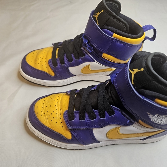 Air Jordan 1 High FlyEase Laker - Youth 4.5 - Picture 2 of 9